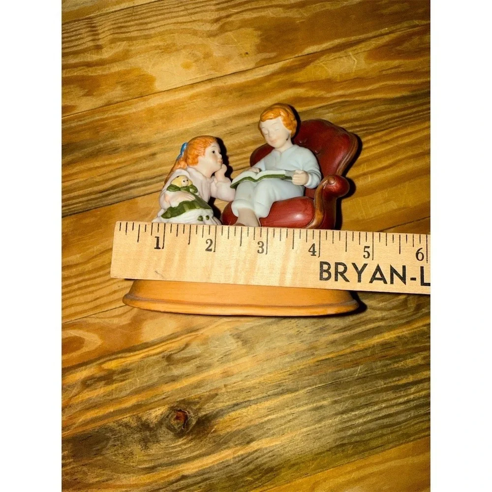 Avon Christmas Memories 1983 Enjoying the Night Before Christmas‎ Figurine